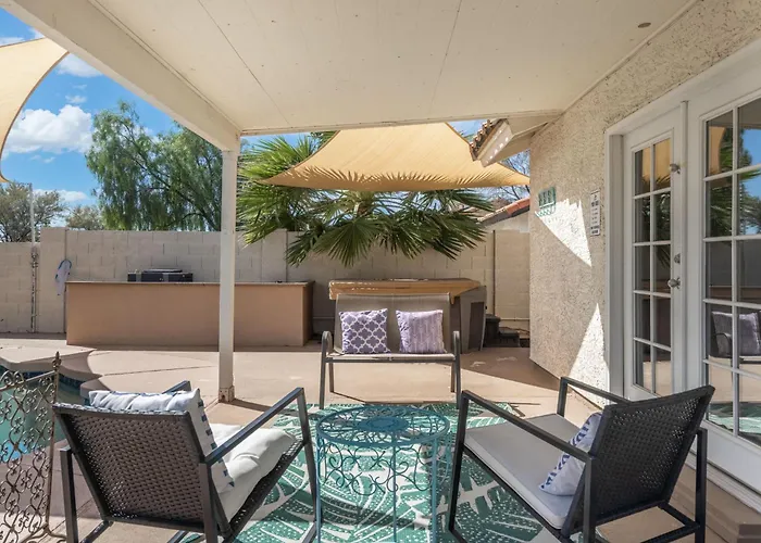 Holiday home Modern 4br Oasis With Pool Huge Yard&putting