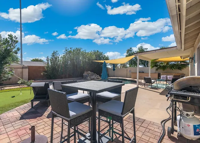 Modern 4br Oasis With Pool Huge Yard&putting *