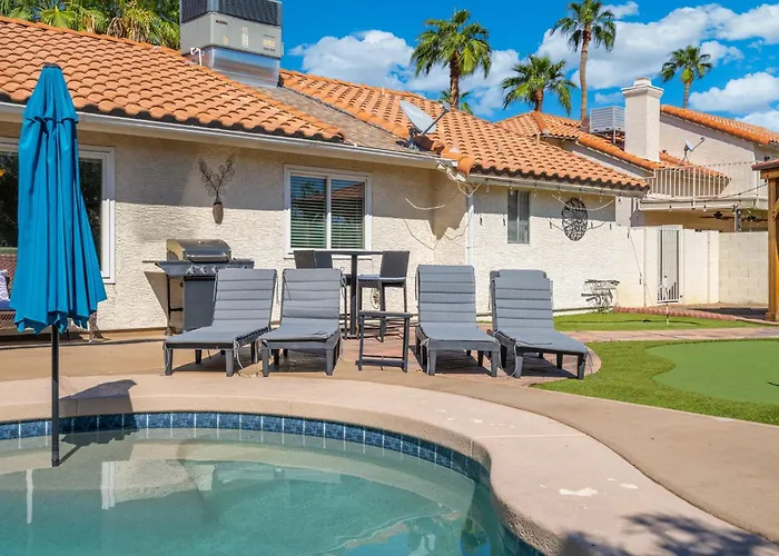 Holiday home Modern 4br Oasis With Pool Huge Yard&putting *