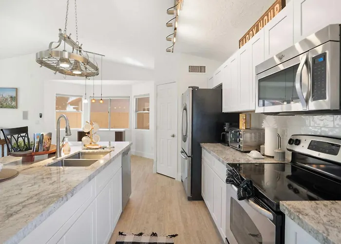 Modern 4br Oasis With Pool Huge Yard&putting *