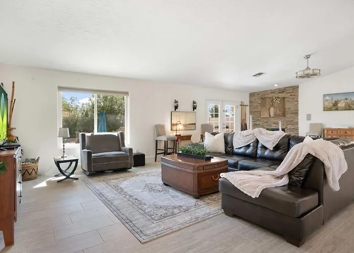 Modern 4br Oasis With Pool Huge Yard&putting Phoenix