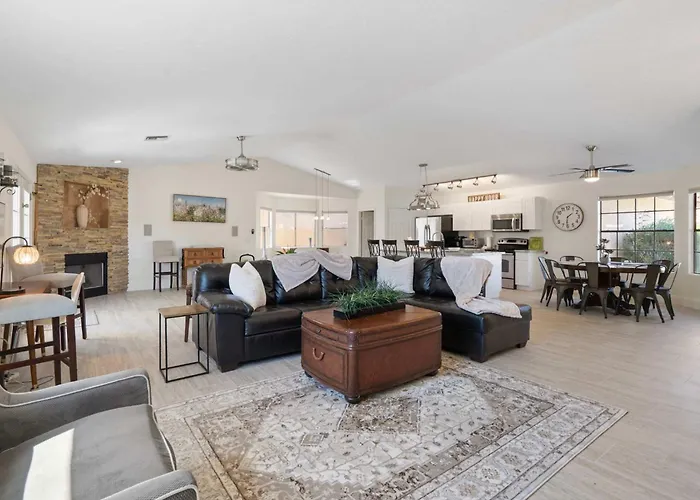 Modern 4br Oasis With Pool Huge Yard&putting Holiday home Phoenix