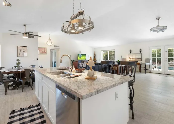 Holiday home Modern 4br Oasis With Pool Huge Yard&putting