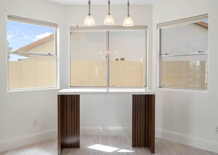 Modern 4br Oasis With Pool Huge Yard&putting *