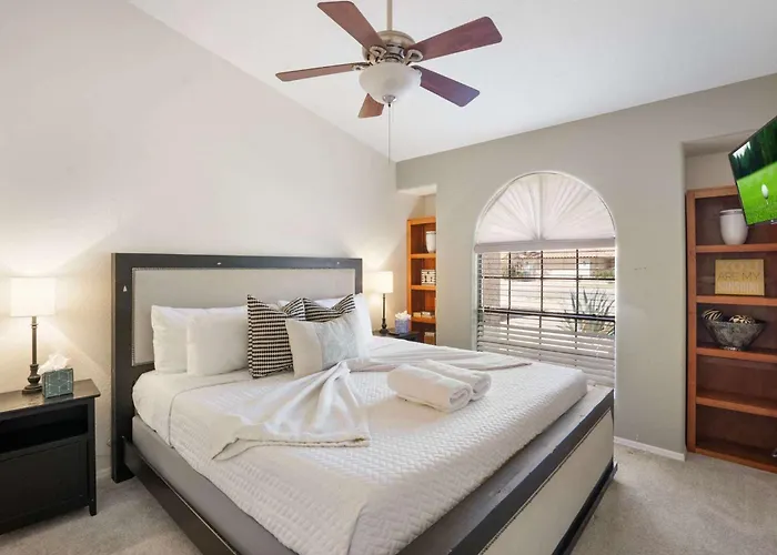 Modern 4br Oasis With Pool Huge Yard&putting Holiday home