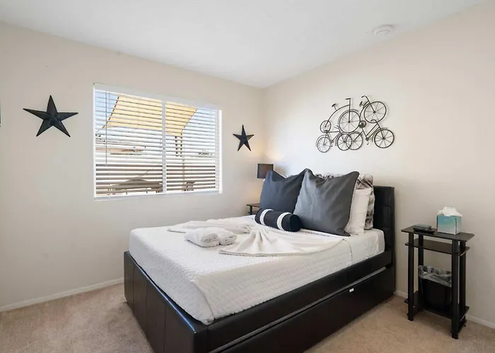 Modern 4br Oasis With Pool Huge Yard&putting Holiday home