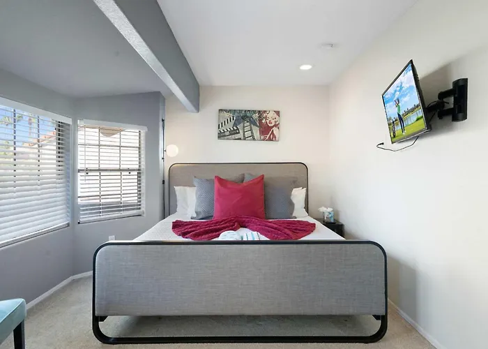 Modern 4br Oasis With Pool Huge Yard&putting Phoenix