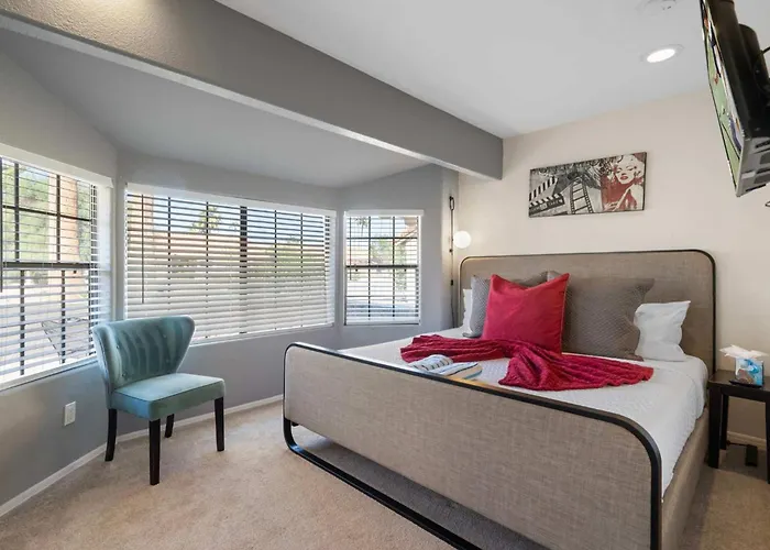 Modern 4br Oasis With Pool Huge Yard&putting Holiday home *