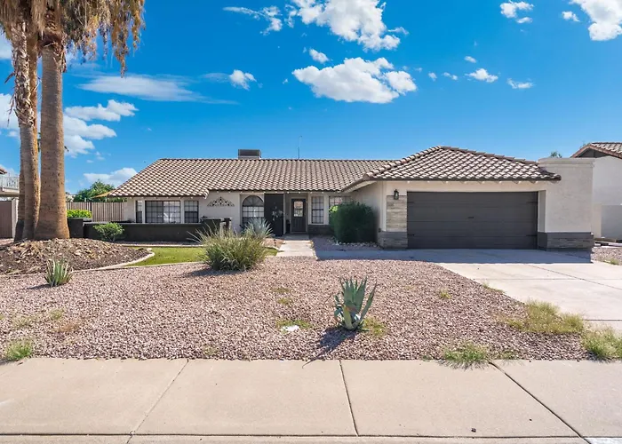 Modern 4br Oasis With Pool Huge Yard&putting *
